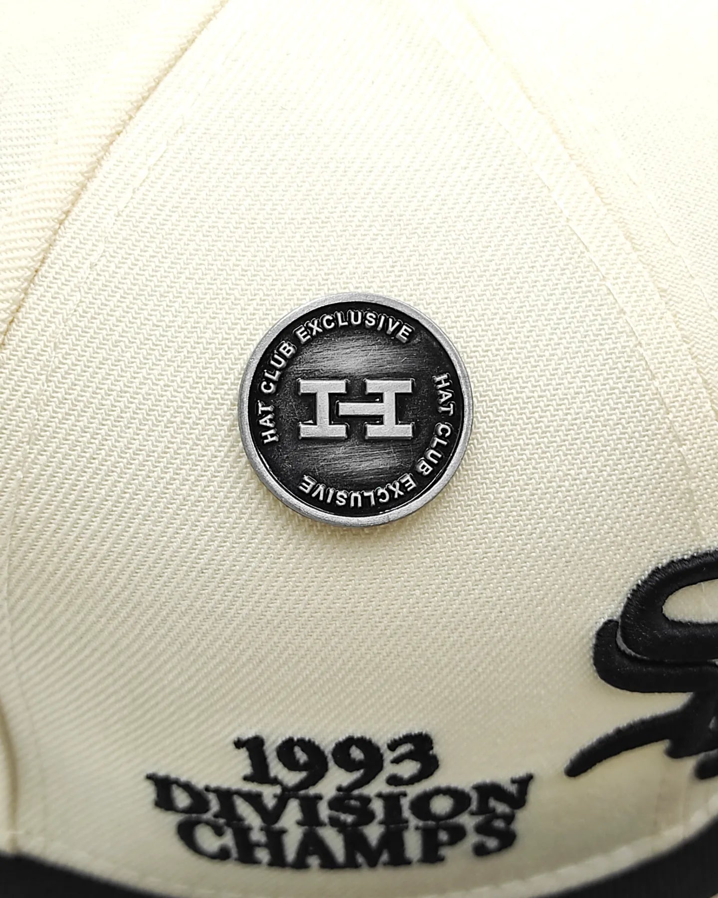 Pin metalico Hat Club