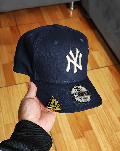 New York Yankees Gray Bottom City Art Side Patch New Era 9Fifty Snapback - Navy Blue