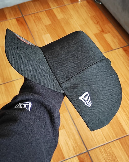 Gorra New Era Japan🇯🇵 Essential Ajustable A-frame negra.