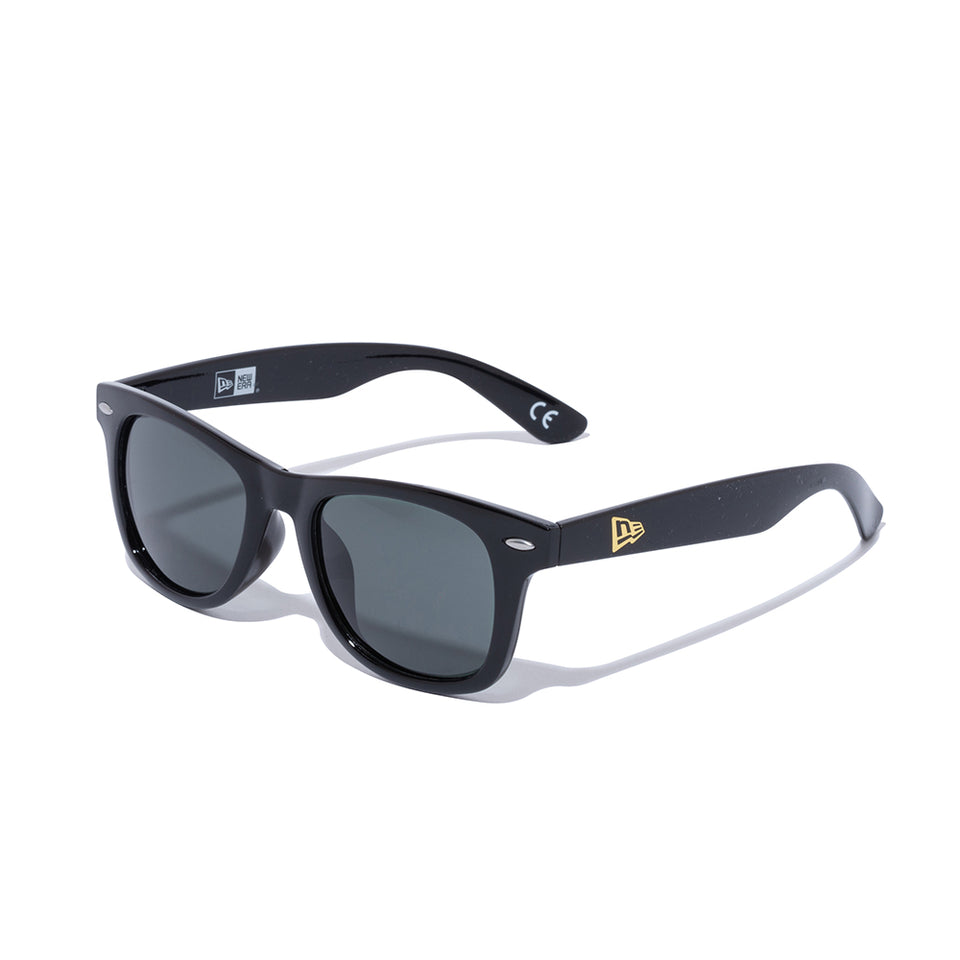Gafas de sol Wellington con lentes cuadradas, montura negra brillante y lentes verde grisáceas NewEra