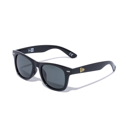 Gafas de sol Wellington con lentes cuadradas, montura negra brillante y lentes verde grisáceas NewEra