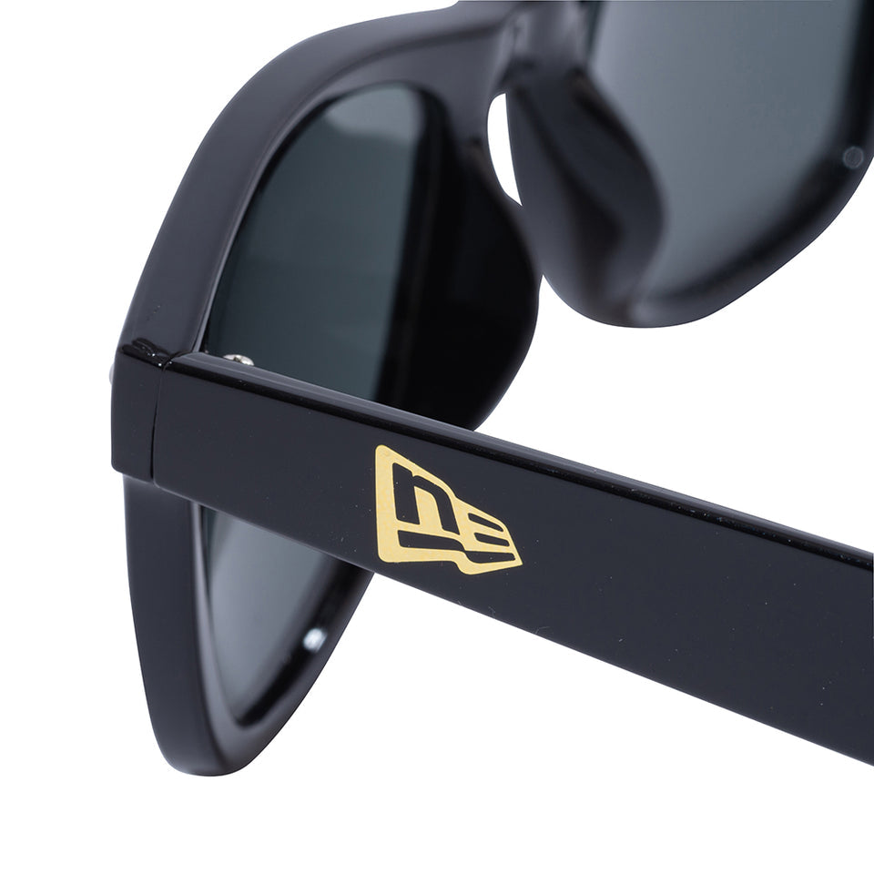 Gafas de sol Wellington con lentes cuadradas, montura negra brillante y lentes verde grisáceas NewEra